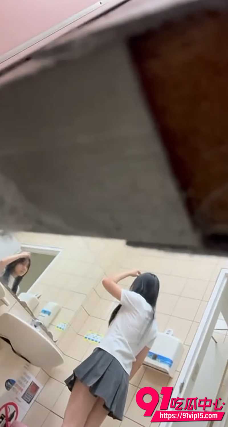 台湾校园女厕偷拍 5 台湾校园女厕偷拍 5