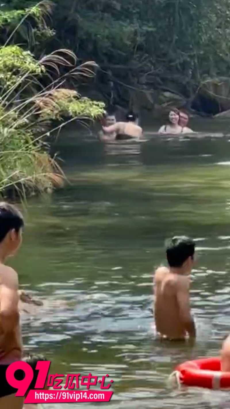 小伙河边玩水偶遇情侣水中激战5 小伙河边玩水偶遇情侣水中激战5