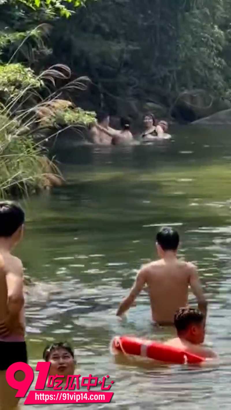 小伙河边玩水偶遇情侣水中激战3 小伙河边玩水偶遇情侣水中激战3
