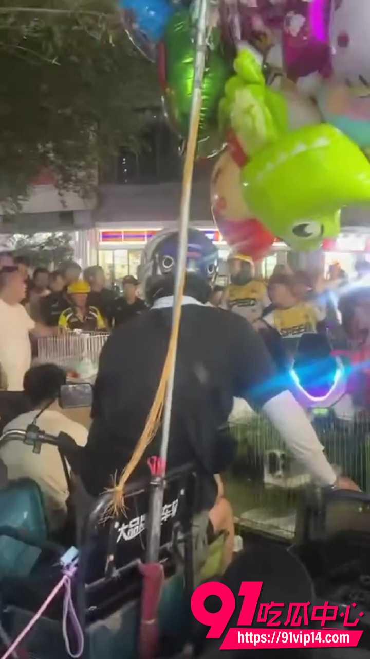 青岛即墨宝龙广场夜市狗贩纠纷1 青岛即墨宝龙广场夜市狗贩纠纷1