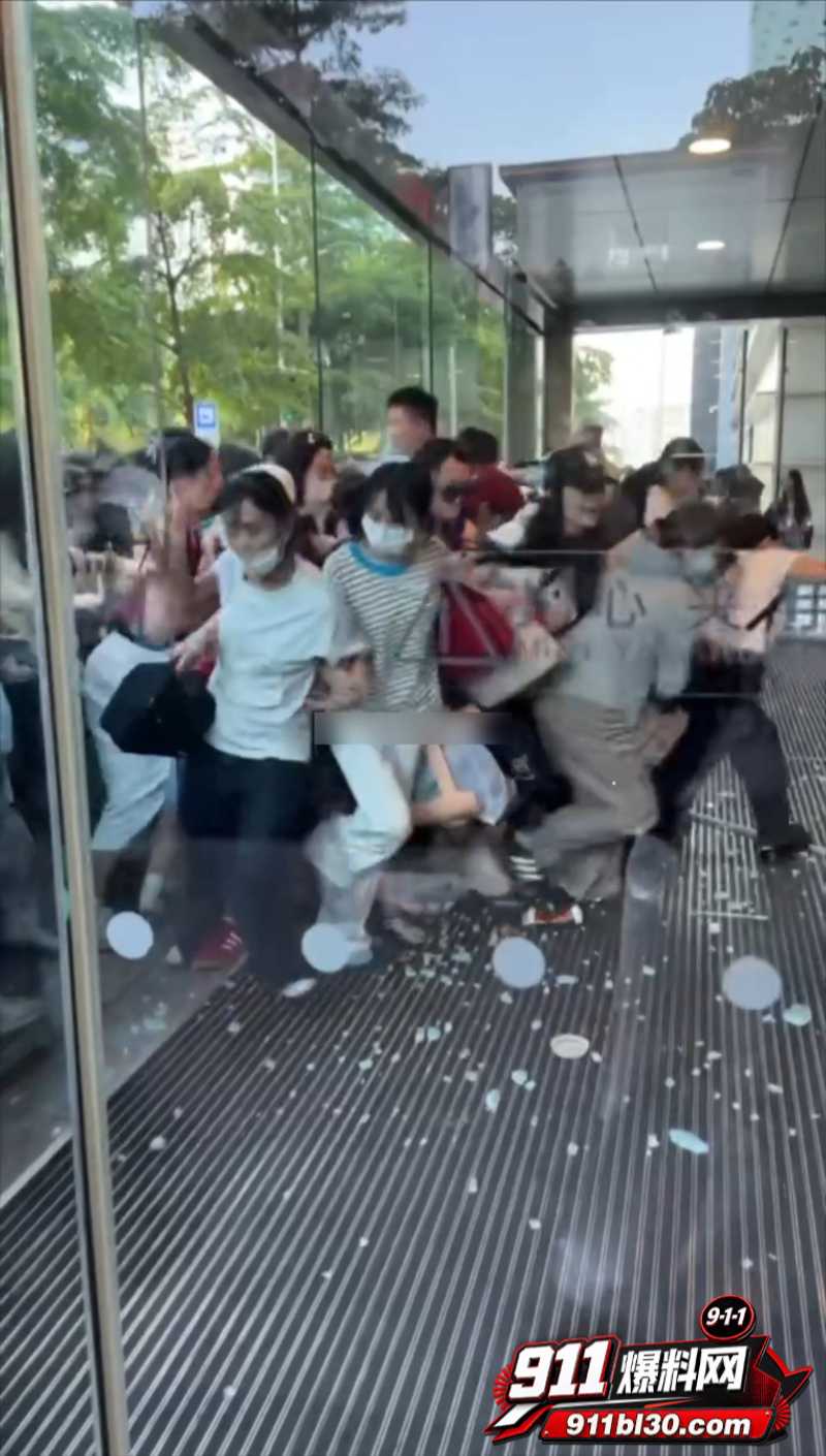 张凌赫狂热女粉丝挤碎玻璃门 6 张凌赫狂热女粉丝挤碎玻璃门 6