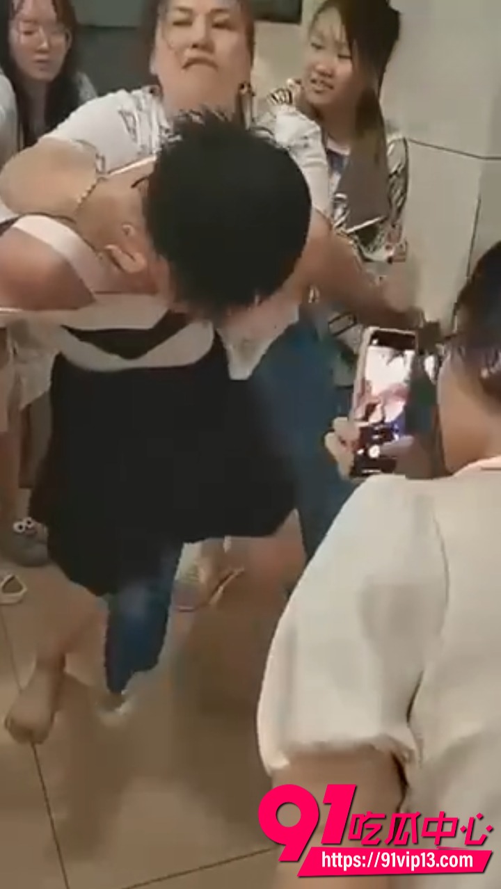 男子偷拍学校女浴被抓4 男子偷拍学校女浴被抓4