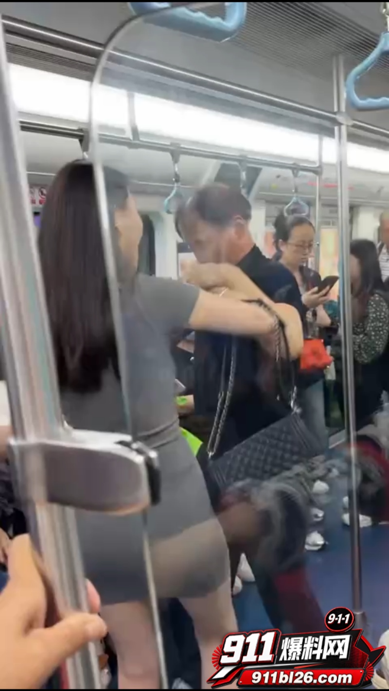 老男人偷拍短裙小仙女被发现 5 老男人偷拍短裙小仙女被发现 5