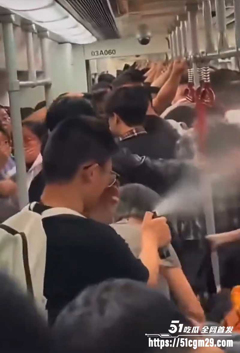 广州地铁一男子无差别辣椒水攻击乘客1拷贝
