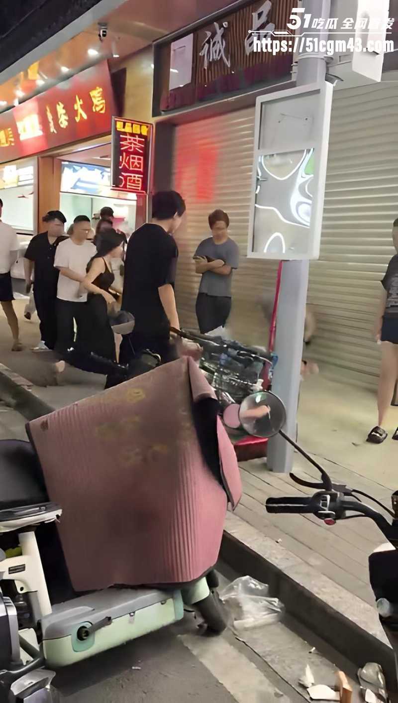 反差女神精神小伙打架现场 3 反差女神精神小伙打架现场 3