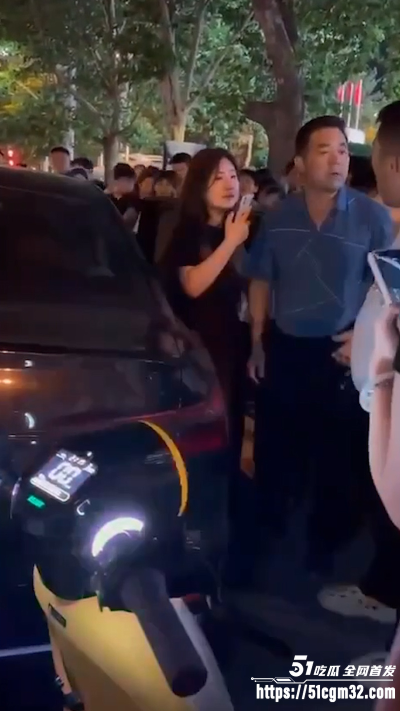 老公开原配的车载小三出行 被原配马路堵死当场抓奸 1