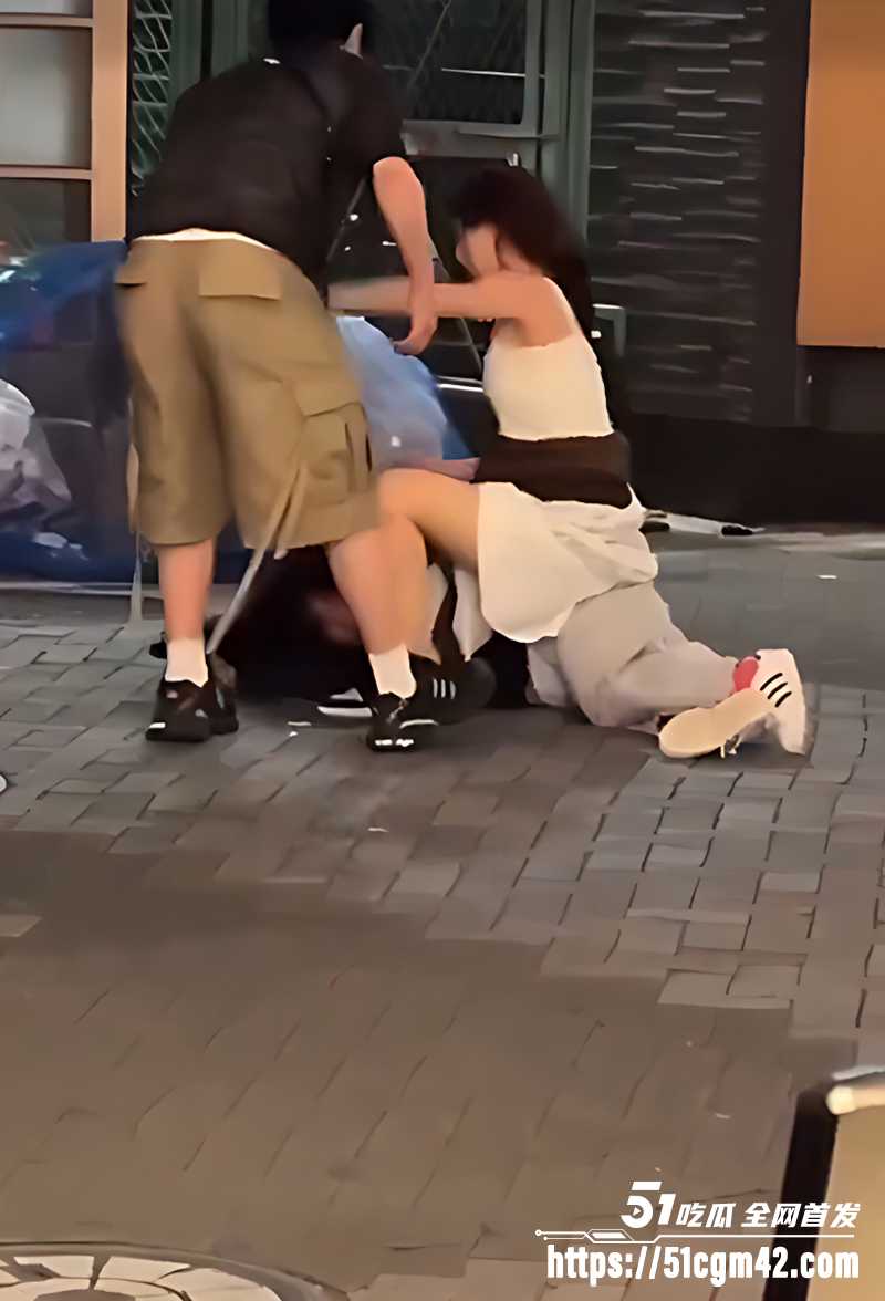 美女街头打架遭男人偷袭视频流出 3 美女街头打架遭男人偷袭视频流出 3