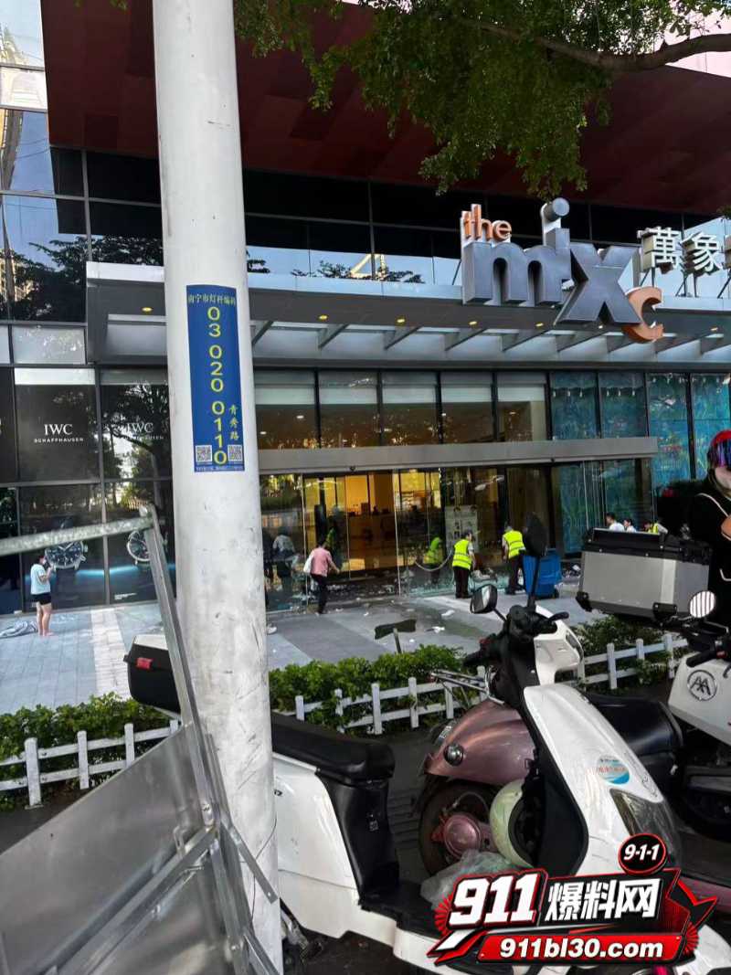 张凌赫狂热女粉丝挤碎玻璃门 9 张凌赫狂热女粉丝挤碎玻璃门 9