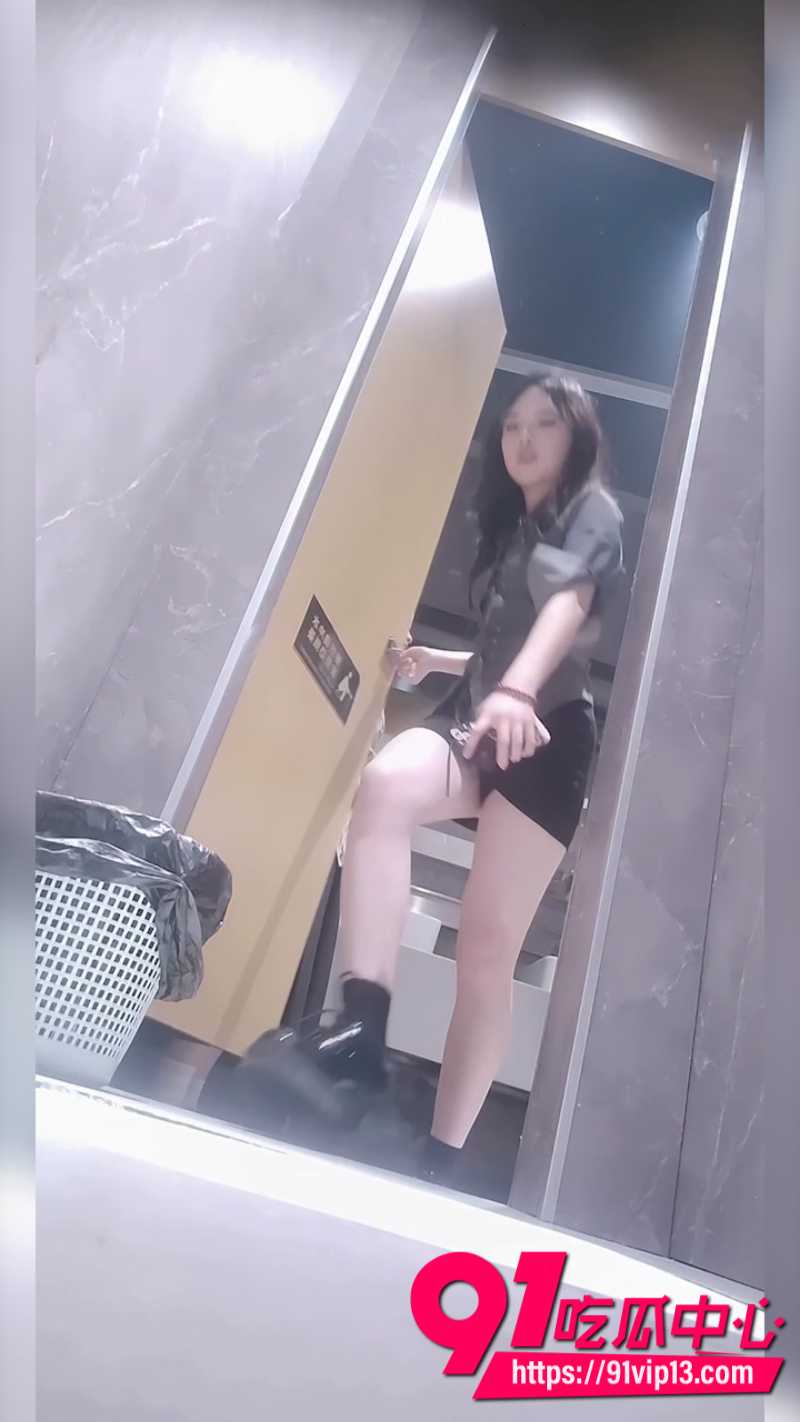 厕拍大神在酒吧女厕所偷拍美女尿尿最新作品0 厕拍大神在酒吧女厕所偷拍美女尿尿最新作品0