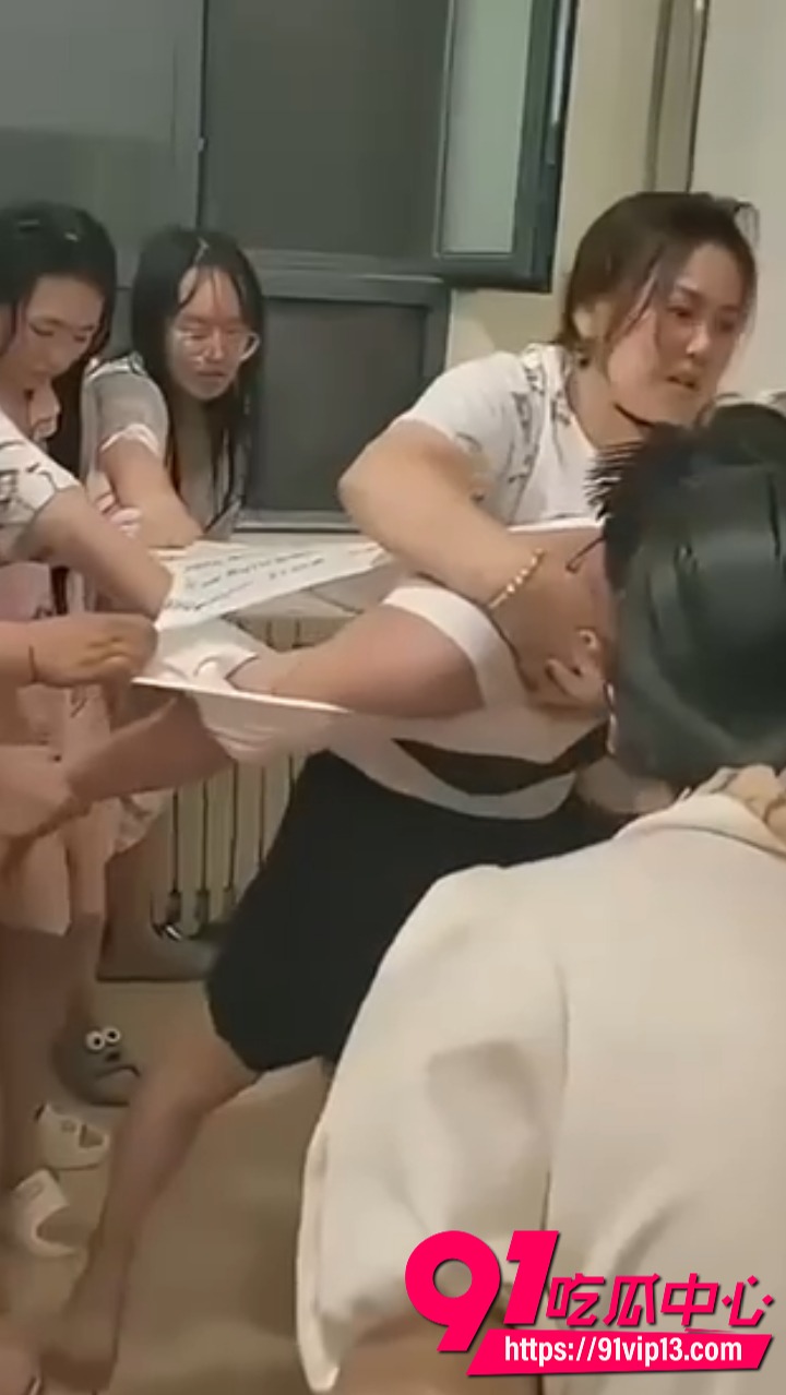 男子偷拍学校女浴被抓5 男子偷拍学校女浴被抓5