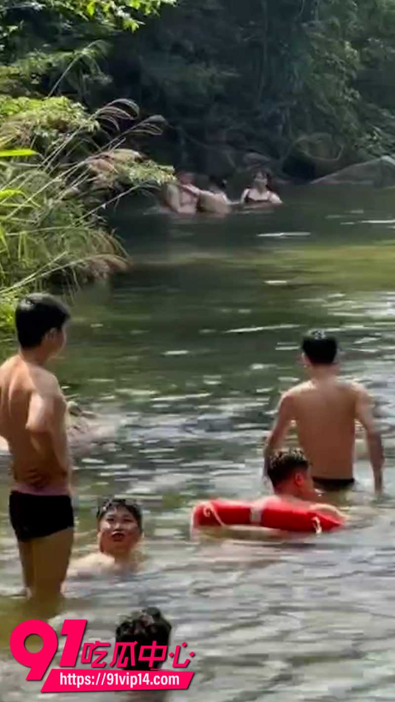 小伙河边玩水偶遇情侣水中激战2 小伙河边玩水偶遇情侣水中激战2