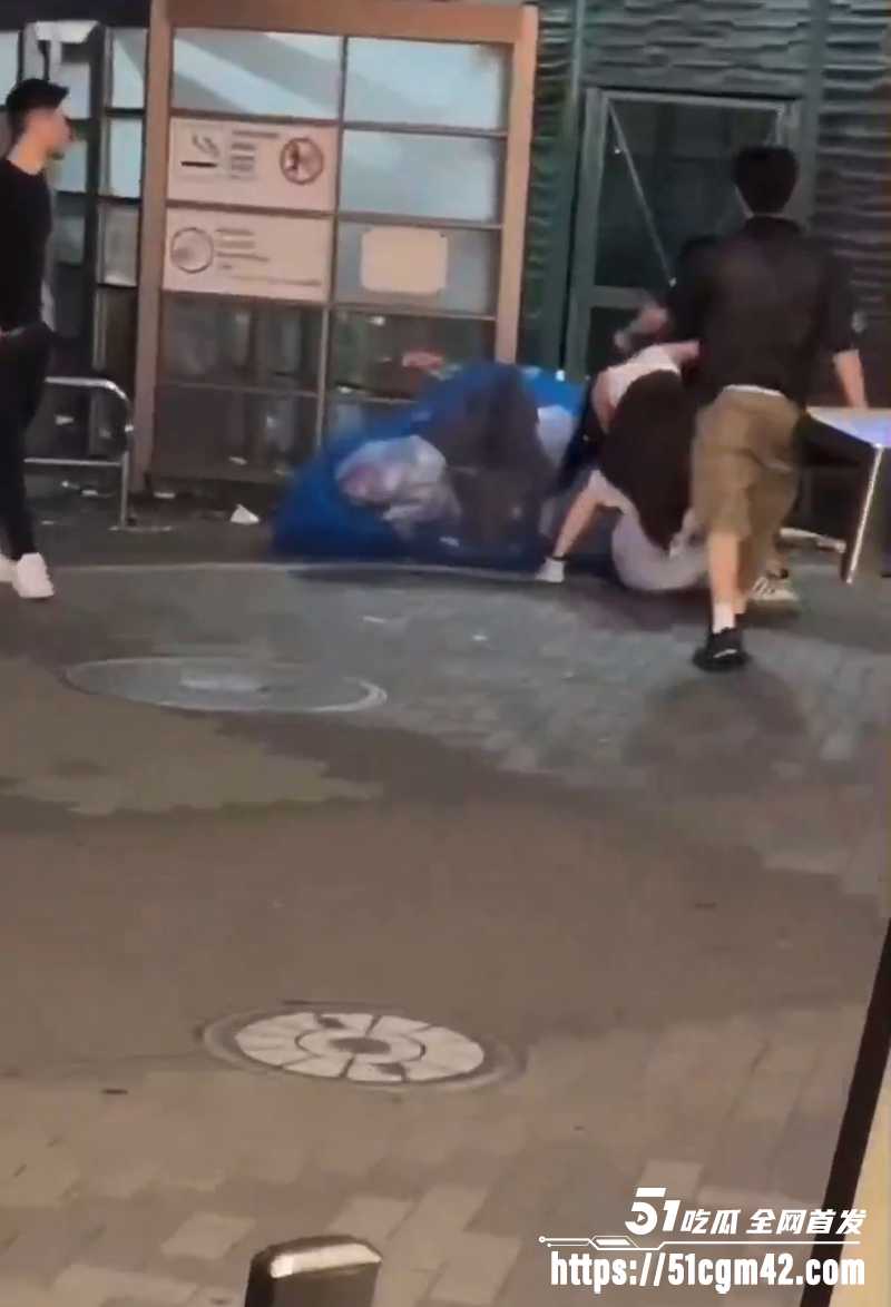 美女街头打架遭男人偷袭视频流出 1 美女街头打架遭男人偷袭视频流出 1