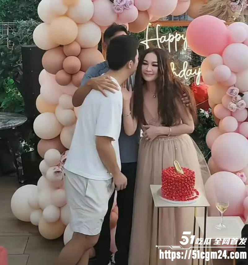 温碧霞生日现场遭养子强吻02 温碧霞生日现场遭养子强吻02