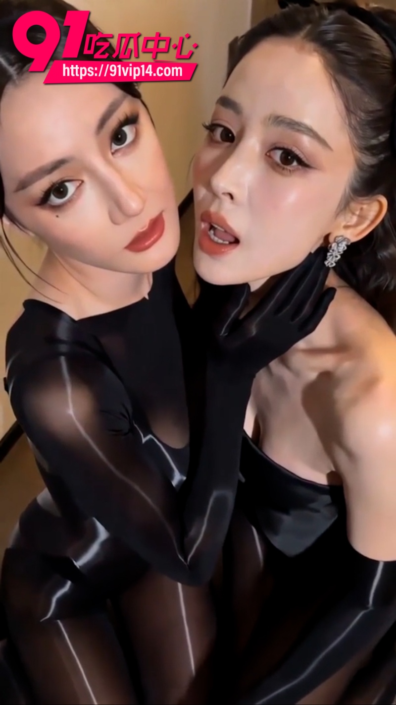AI爆改女明星迪丽热巴和古力娜扎上演双姝同框淫荡画面4 AI爆改女明星迪丽热巴和古力娜扎上演双姝同框淫荡画面4