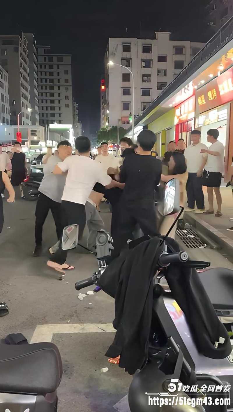 反差女神精神小伙打架现场 2 反差女神精神小伙打架现场 2
