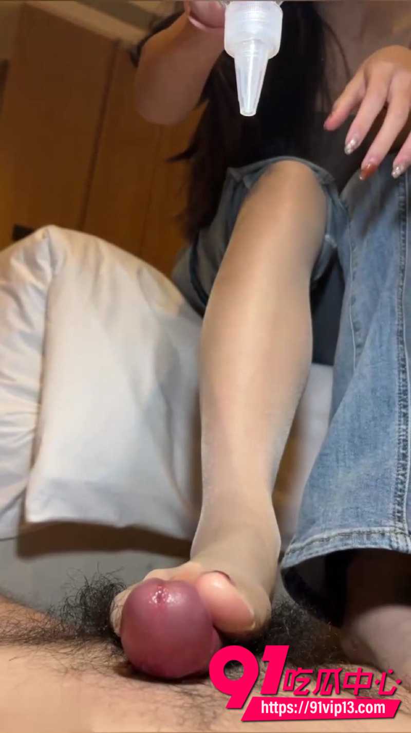 推特极品女S长沙朵朵女王足交踩踏榨精2 推特极品女S长沙朵朵女王足交踩踏榨精2