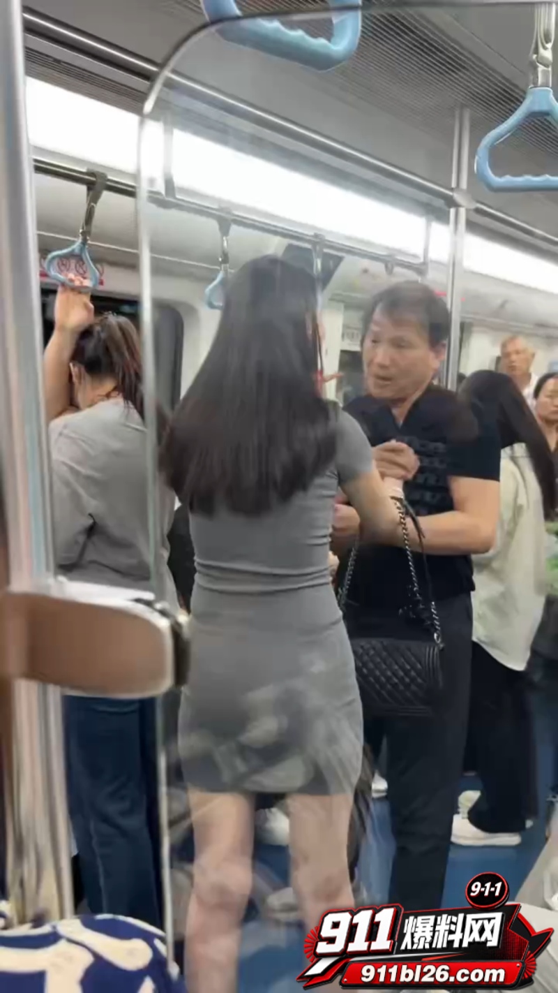 老男人偷拍短裙小仙女被发现 2 老男人偷拍短裙小仙女被发现 2