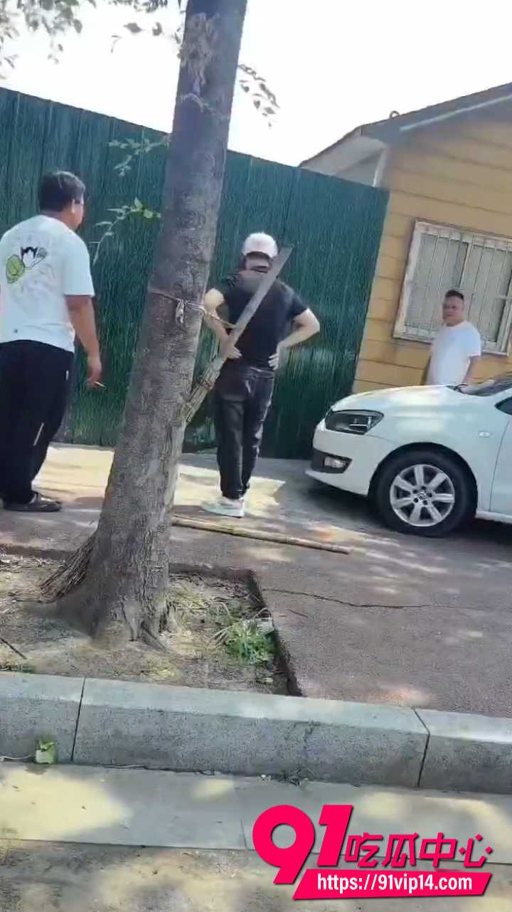 老公抓到老婆出轨当场狠揍2 老公抓到老婆出轨当场狠揍2
