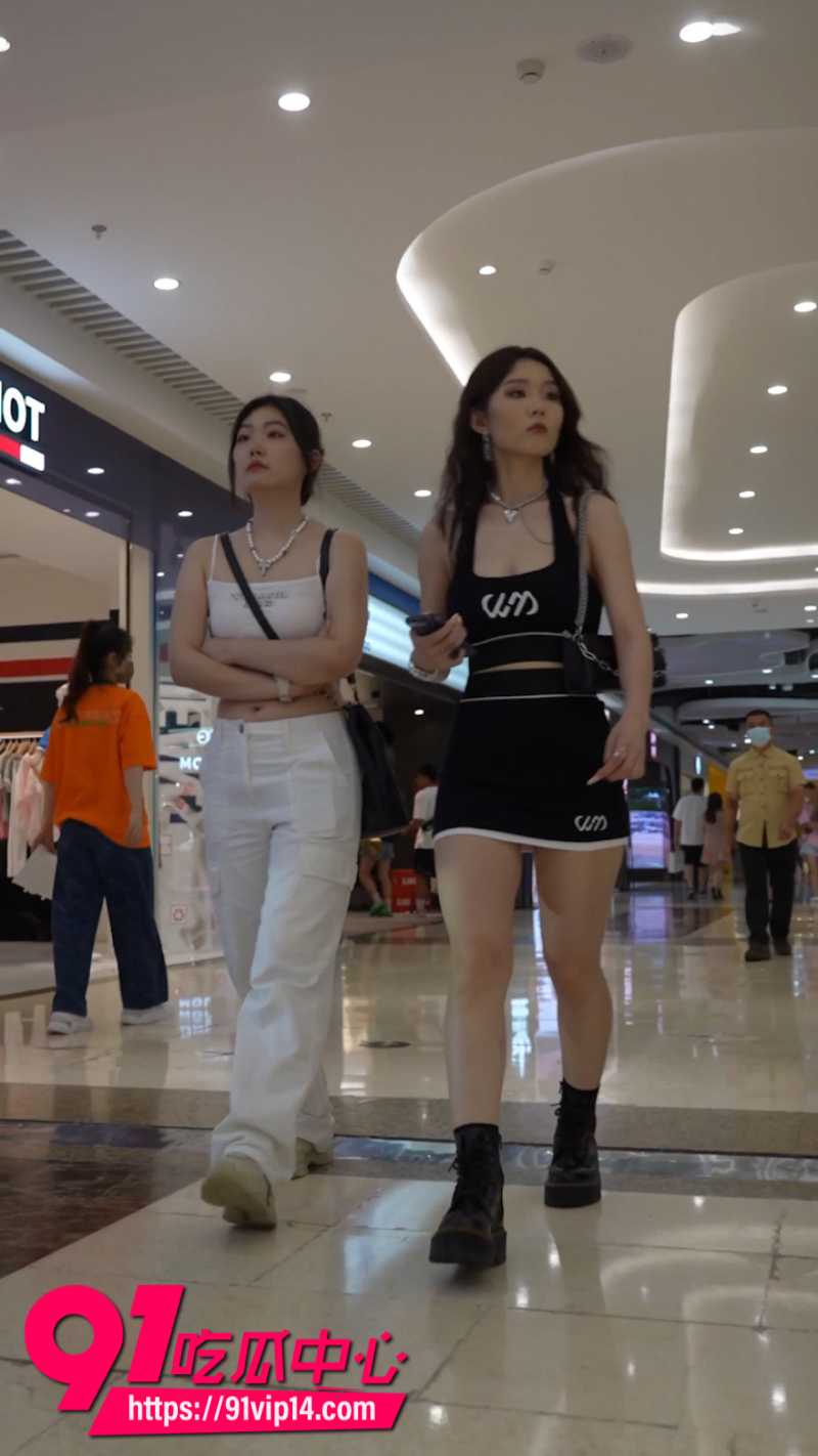 抄底大神在商场尾随长腿美女极限偷拍0 抄底大神在商场尾随长腿美女极限偷拍0