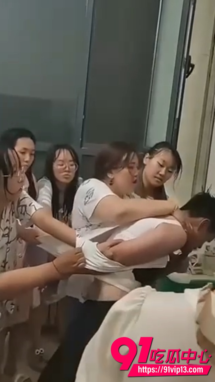 男子偷拍学校女浴被抓3 男子偷拍学校女浴被抓3