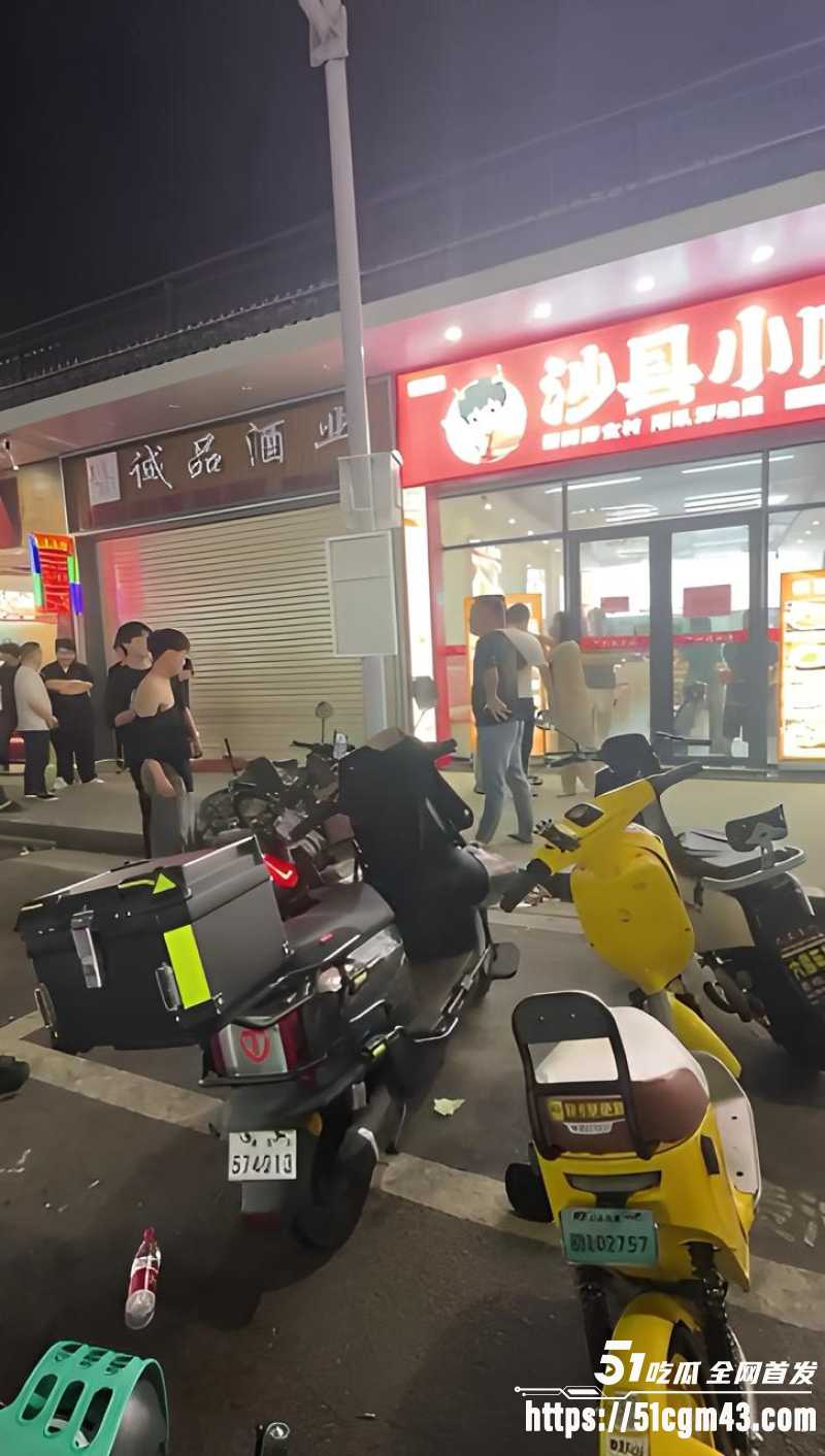 反差女神精神小伙打架现场 9 反差女神精神小伙打架现场 9