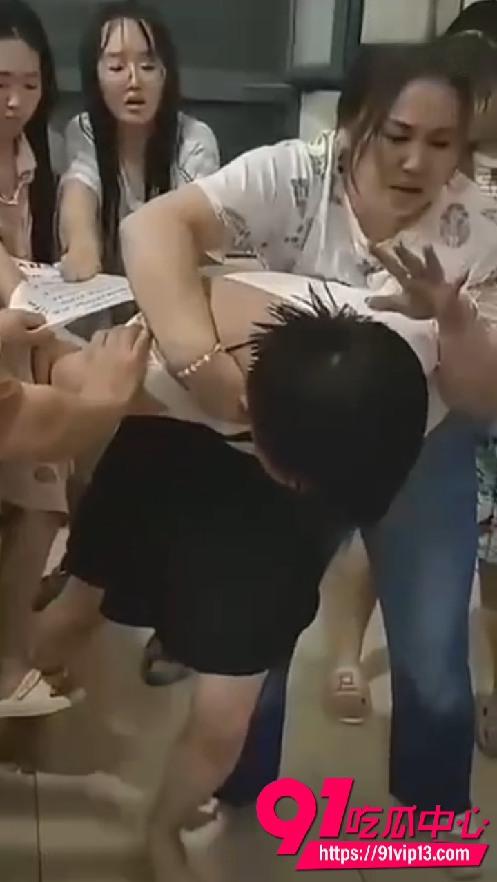 男子偷拍学校女浴被抓6 男子偷拍学校女浴被抓6