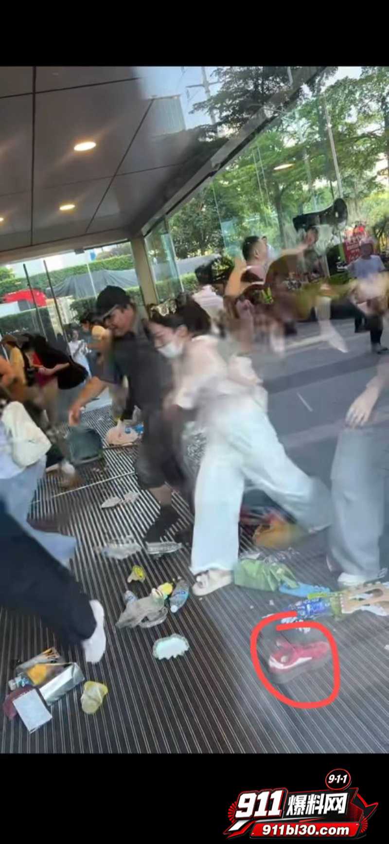 张凌赫狂热女粉丝挤碎玻璃门 16 张凌赫狂热女粉丝挤碎玻璃门 16