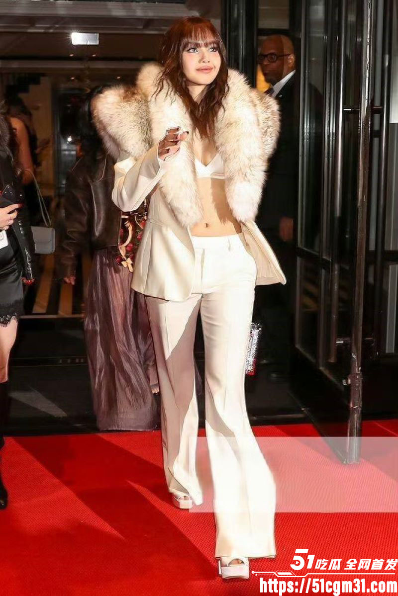 韩国巨星Lisa与中国歌手宁艺卓同场狂嗨 10 韩国巨星Lisa与中国歌手宁艺卓同场狂嗨 10