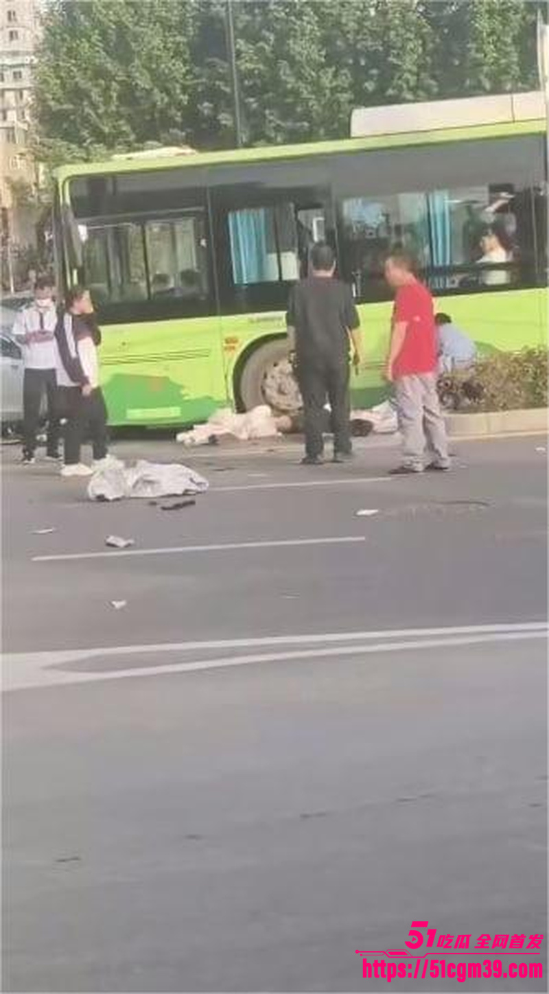 西安青龙寺地铁站车祸事件 3 西安青龙寺地铁站车祸事件 3