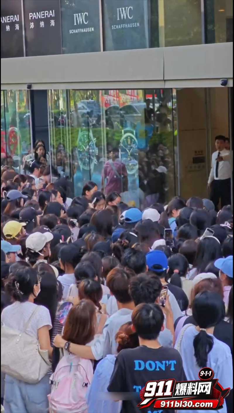 张凌赫狂热女粉丝挤碎玻璃门 1 张凌赫狂热女粉丝挤碎玻璃门 1