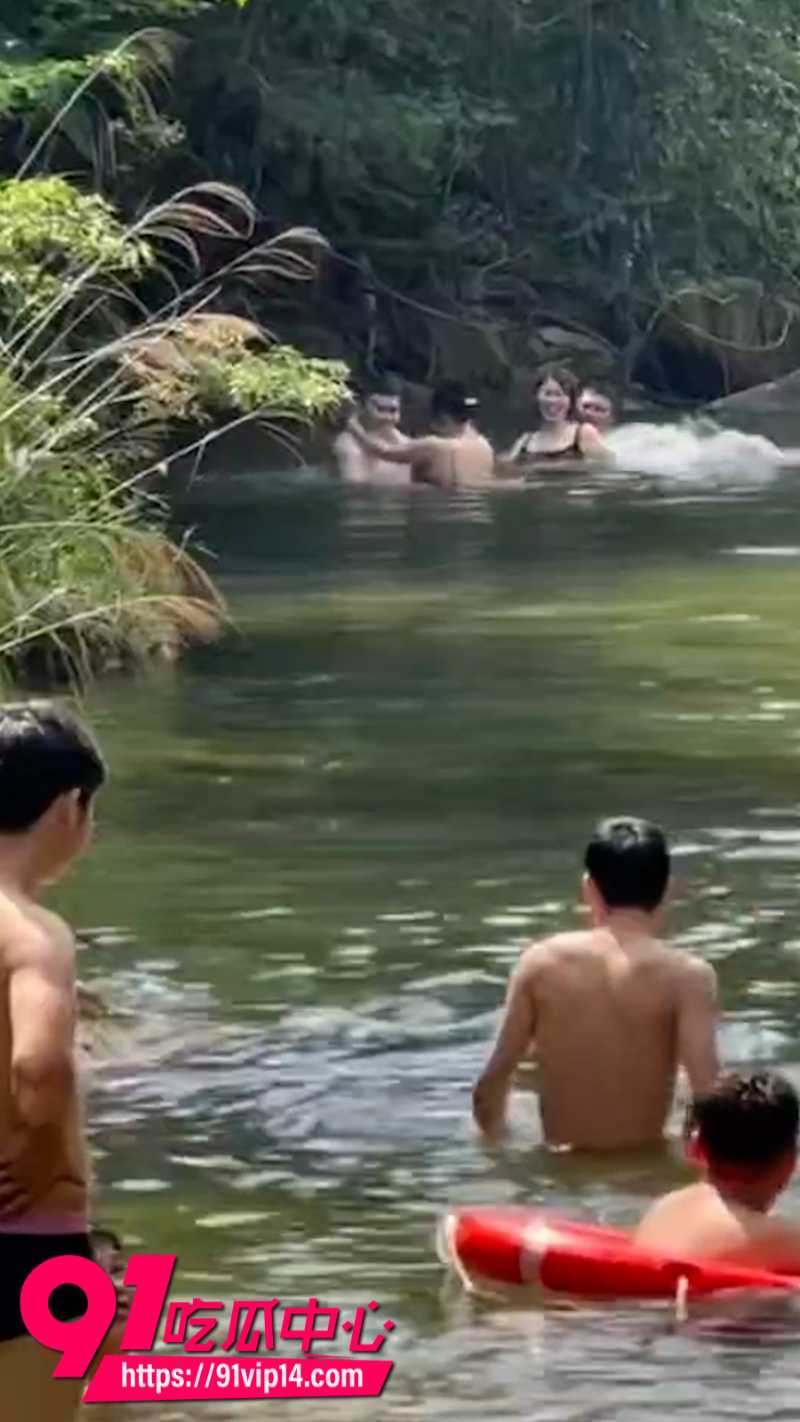 小伙河边玩水偶遇情侣水中激战4 小伙河边玩水偶遇情侣水中激战4