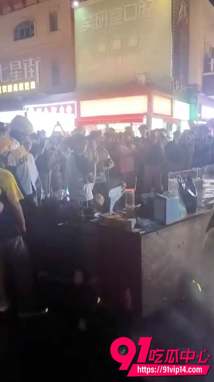 青岛即墨宝龙广场夜市狗贩纠纷5 青岛即墨宝龙广场夜市狗贩纠纷5