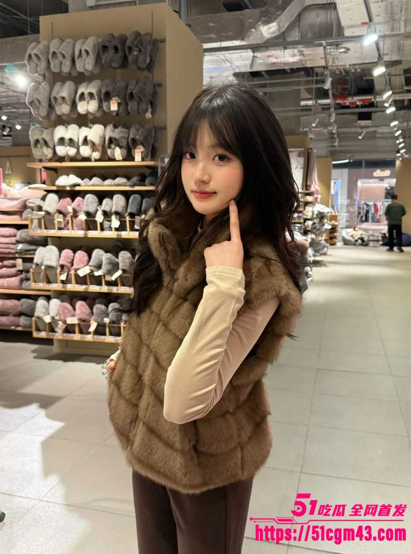 美乳学生妹裸聊发骚自拍  3