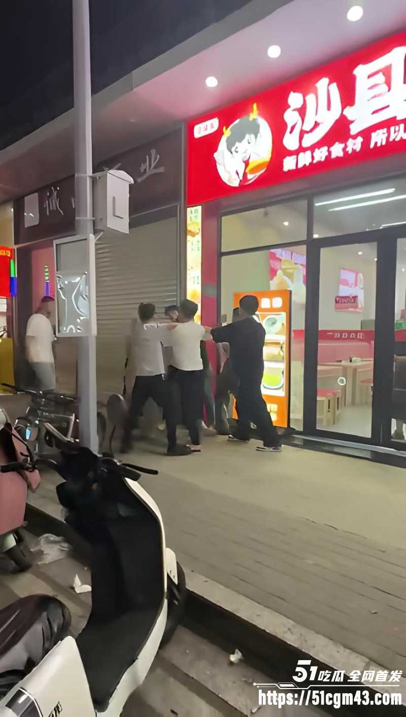 反差女神精神小伙打架现场 6 反差女神精神小伙打架现场 6