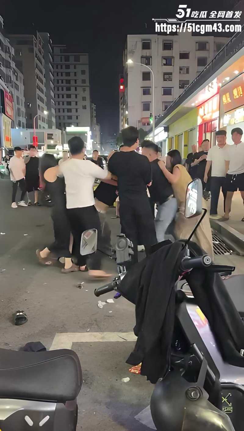 反差女神精神小伙打架现场 反差女神精神小伙打架现场