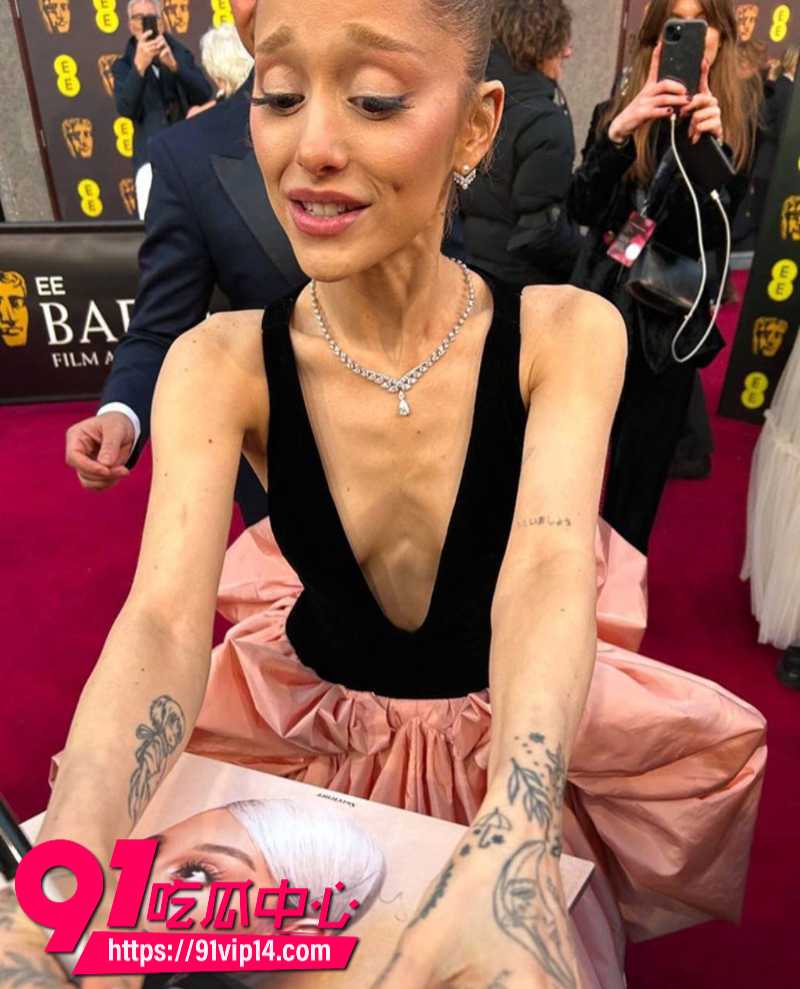 美国创作歌手ArianaGrande自拍照走光露奶照在IG疯传3 美国创作歌手ArianaGrande自拍照走光露奶照在IG疯传3