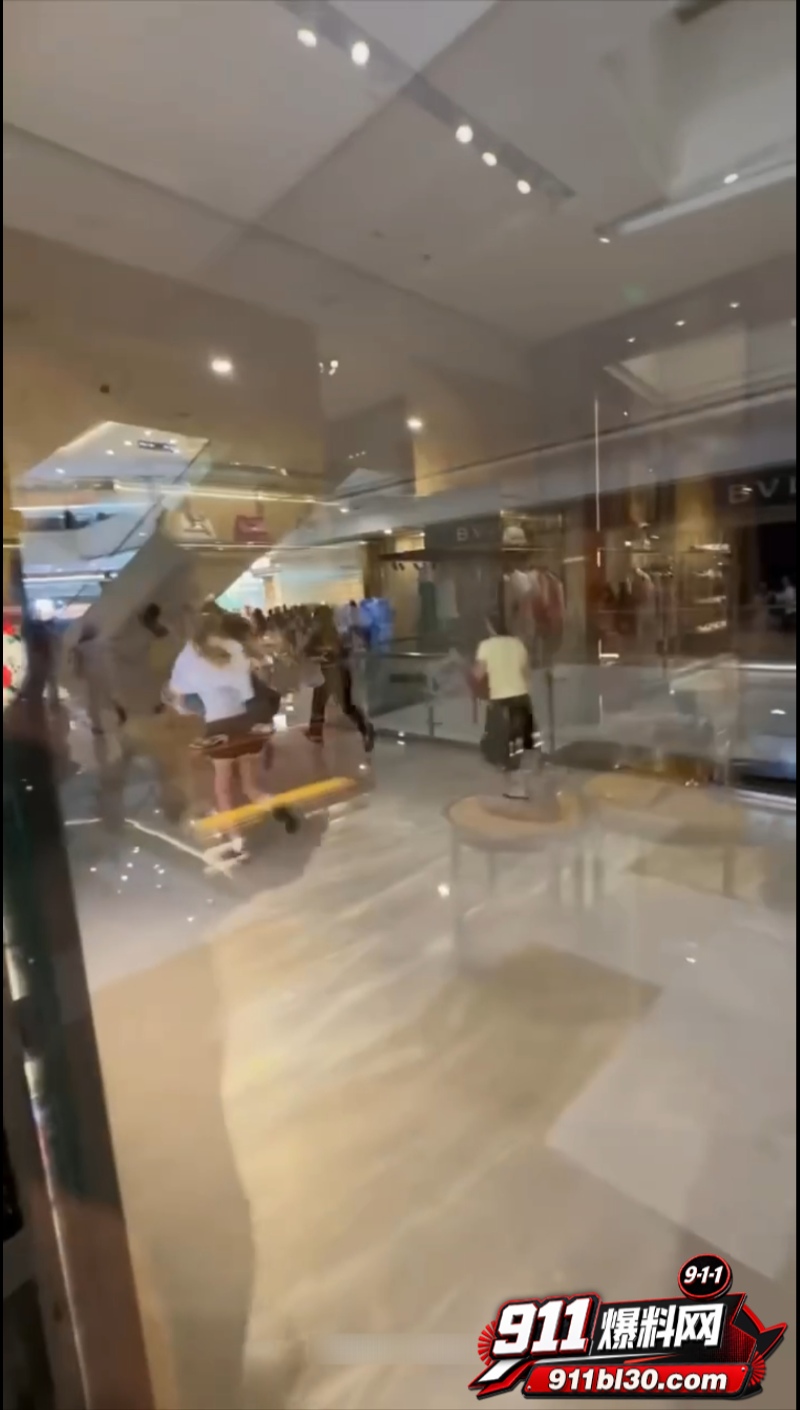 张凌赫狂热女粉丝挤碎玻璃门 4 张凌赫狂热女粉丝挤碎玻璃门 4