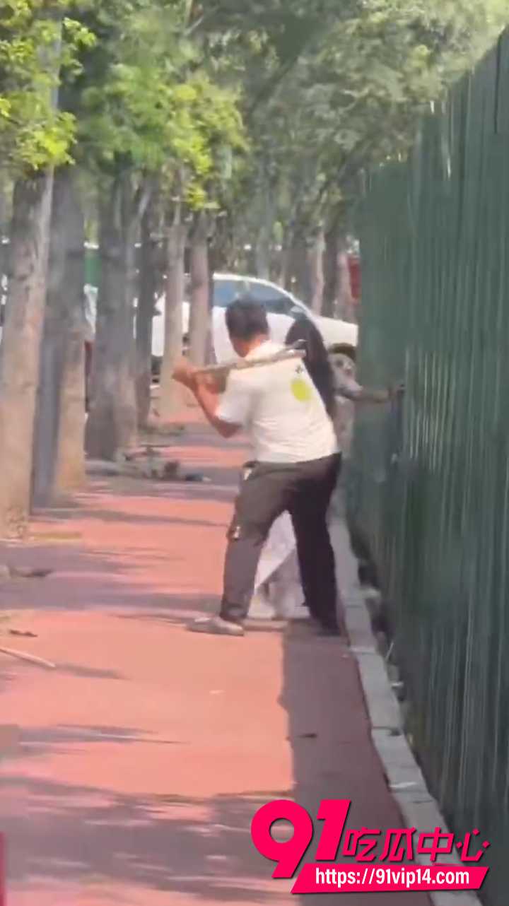 老公抓到老婆出轨当场狠揍5 老公抓到老婆出轨当场狠揍5