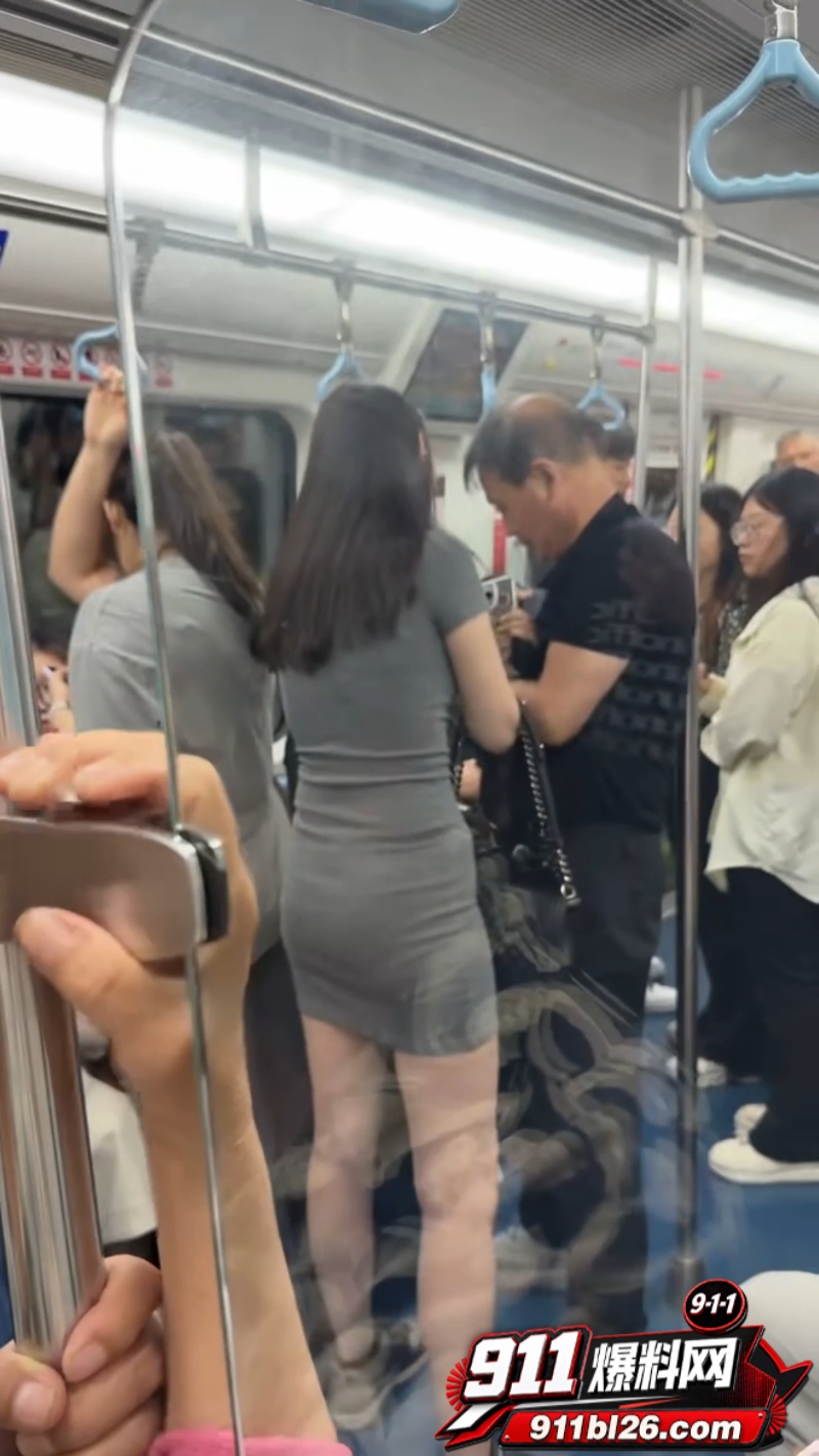 老男人偷拍短裙小仙女被发现 3 老男人偷拍短裙小仙女被发现 3