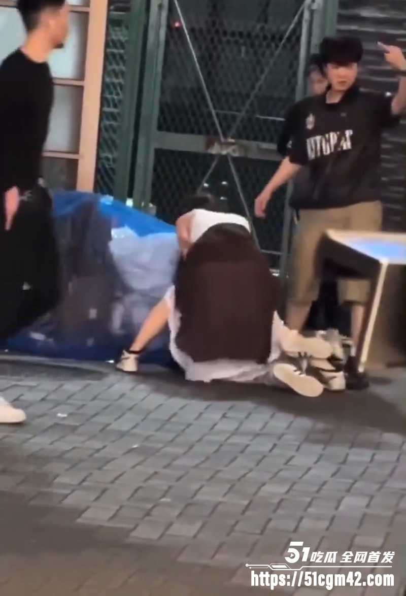 美女街头打架遭男人偷袭视频流出 2 美女街头打架遭男人偷袭视频流出 2