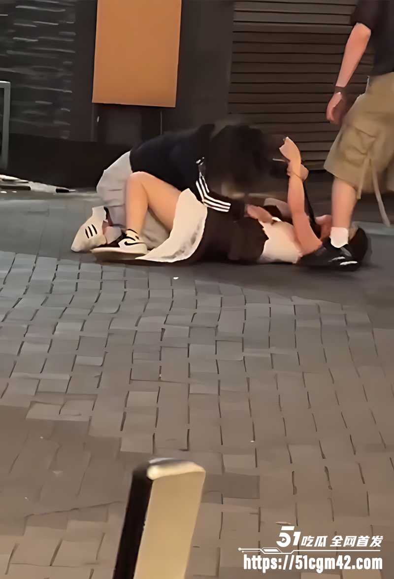 美女街头打架遭男人偷袭视频流出 5 美女街头打架遭男人偷袭视频流出 5