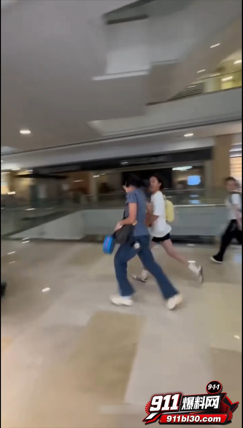 张凌赫狂热女粉丝挤碎玻璃门 5 张凌赫狂热女粉丝挤碎玻璃门 5