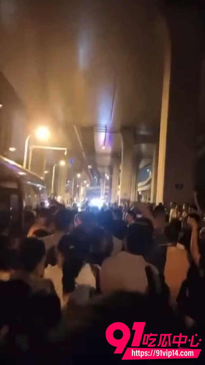 居民聚集堵路游行抗议1 居民聚集堵路游行抗议1