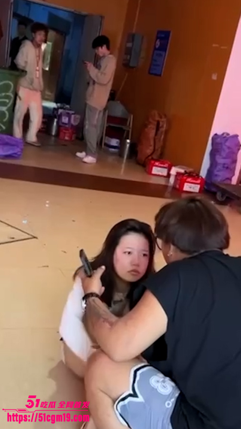 女子出轨翻车 老公当众狠扇耳光 1 女子出轨翻车 老公当众狠扇耳光 1