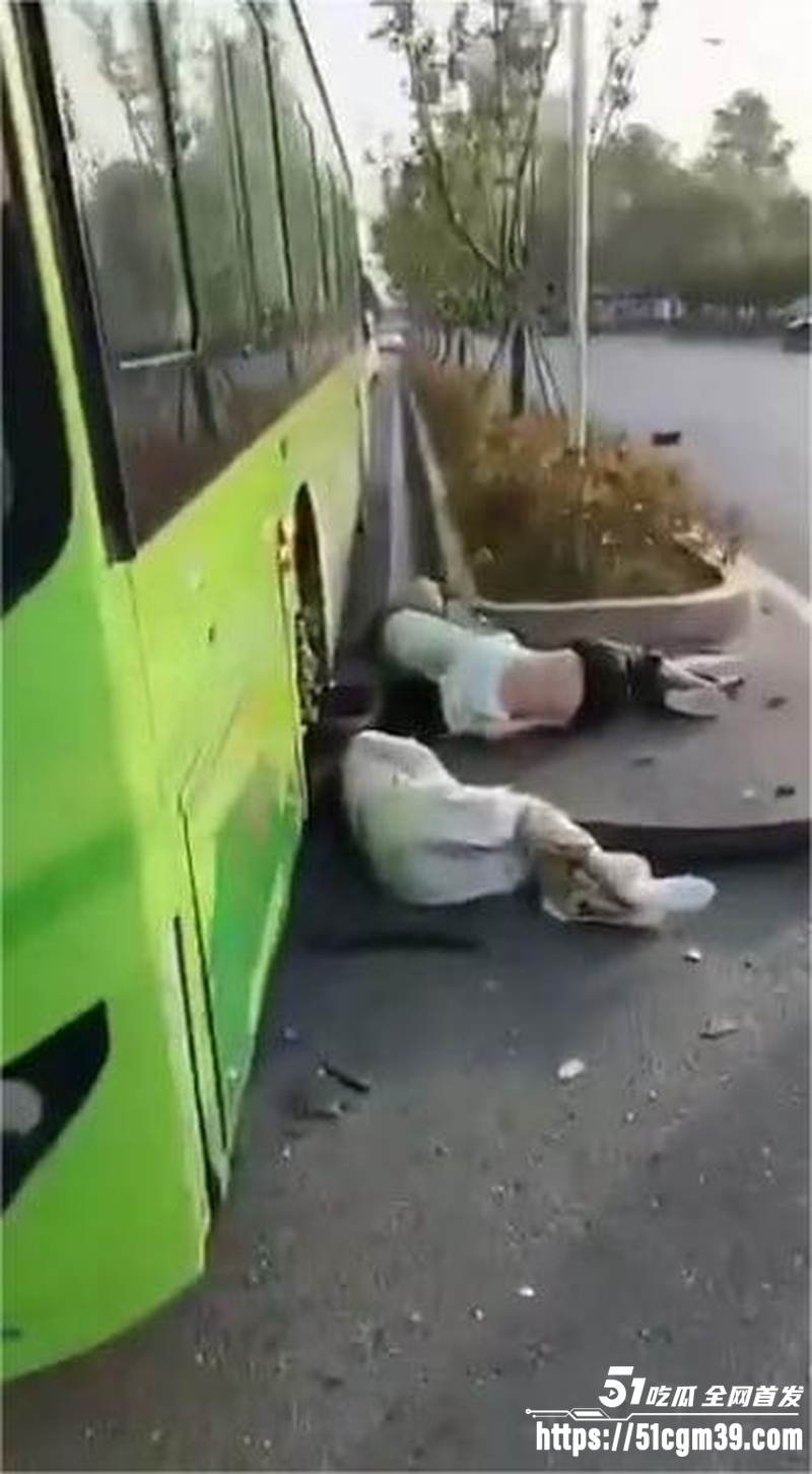 西安青龙寺地铁站车祸事件 1 西安青龙寺地铁站车祸事件 1