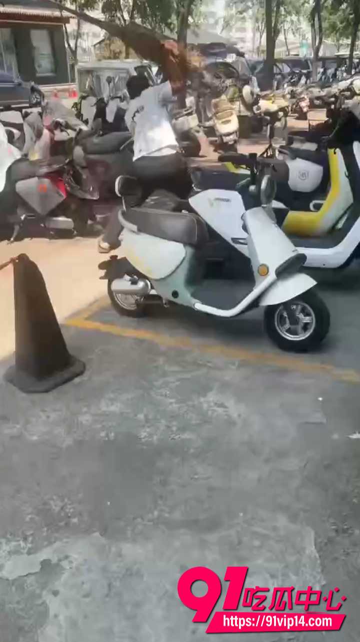 老公抓到老婆出轨当场狠揍6 老公抓到老婆出轨当场狠揍6