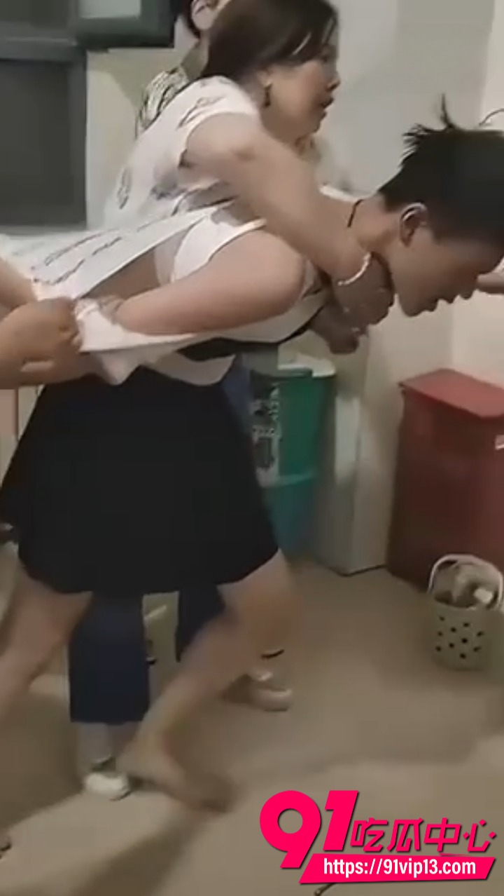 男子偷拍学校女浴被抓1 男子偷拍学校女浴被抓1