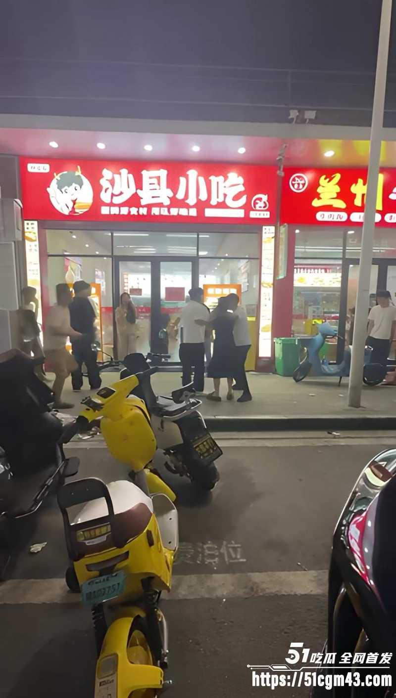 反差女神精神小伙打架现场 8 反差女神精神小伙打架现场 8