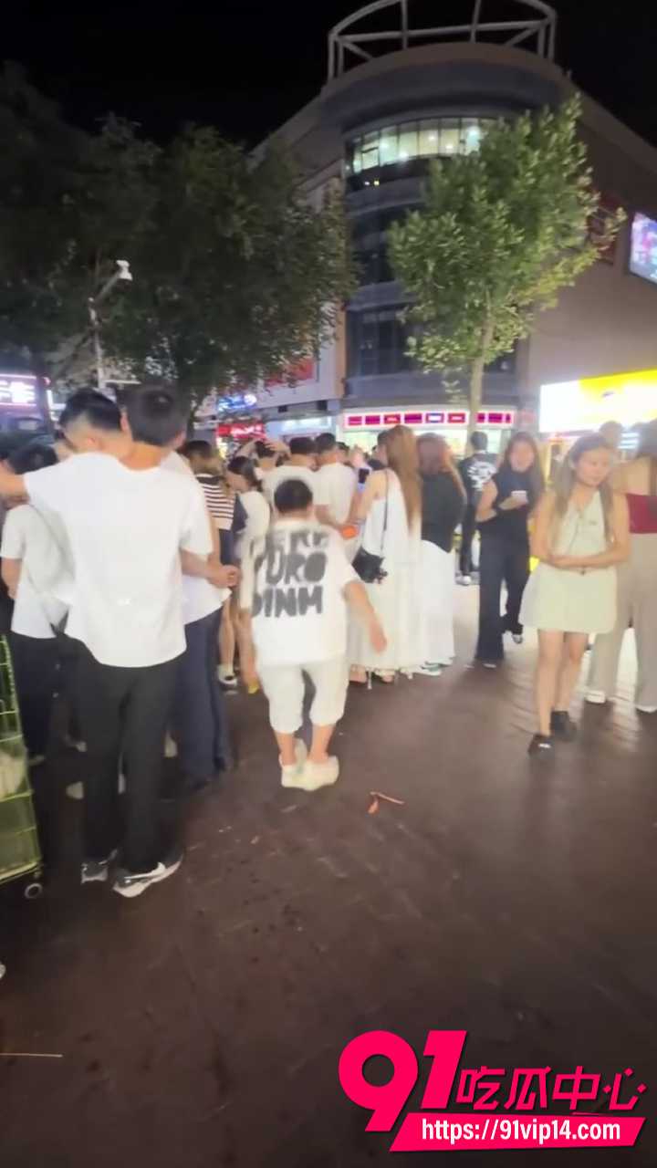 青岛即墨宝龙广场夜市狗贩纠纷6 青岛即墨宝龙广场夜市狗贩纠纷6