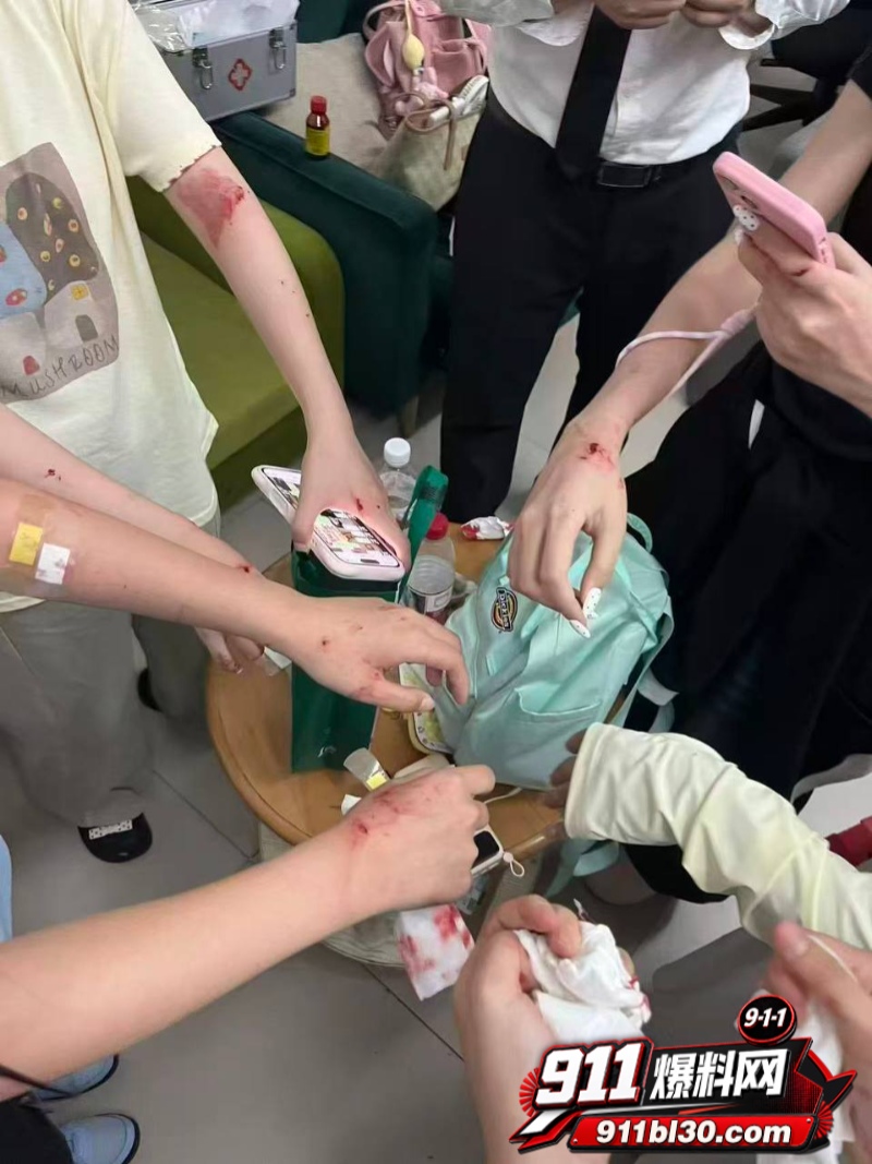 张凌赫狂热女粉丝挤碎玻璃门 11 张凌赫狂热女粉丝挤碎玻璃门 11